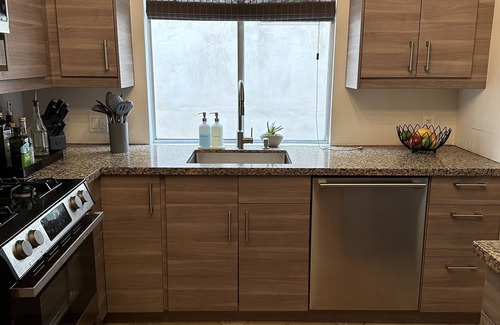 Beverly Grove Condo | Beverly Hills/WEHO contemporary