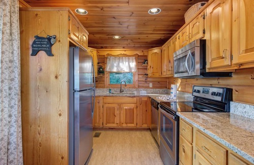 Gatlinburg - Pigeon Forge Resort | Beverly's Bearadise is a spacious 4 bedroom cabin nestled in Starr Crest Resort