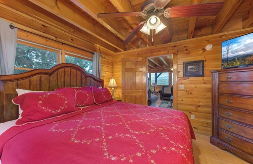 Gatlinburg - Pigeon Forge Resort | Beverly's Bearadise is a spacious 4 bedroom cabin nestled in Starr Crest Resort