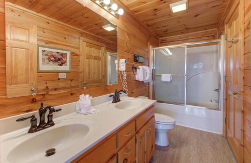 Gatlinburg - Pigeon Forge Resort | Beverly's Bearadise is a spacious 4 bedroom cabin nestled in Starr Crest Resort