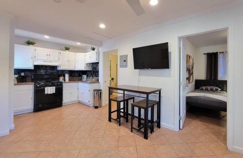 Pico - Robertson Apartment | Beverlywood 2-bedroom suite - 5 minutes to Rodeo Drive