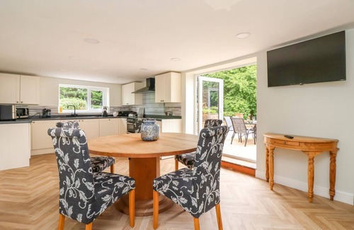 Mappleton Cottage | BEWHOLME, pet friendly, with hot tub in Skipsea