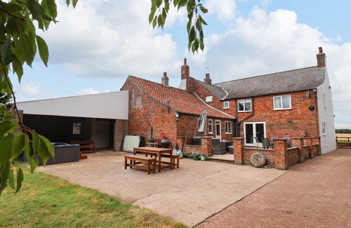 Mappleton Cottage | BEWHOLME, pet friendly, with hot tub in Skipsea