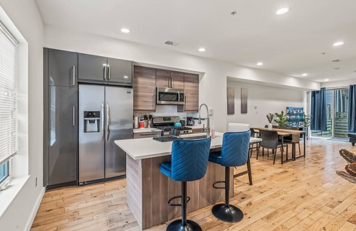 Poplar House | Beyond Spacious 4-bedroom house W/HotTub
