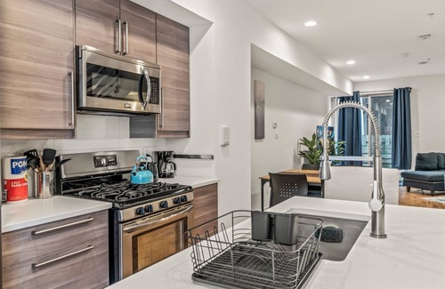 Poplar House | Beyond Spacious 4-bedroom house W/HotTub