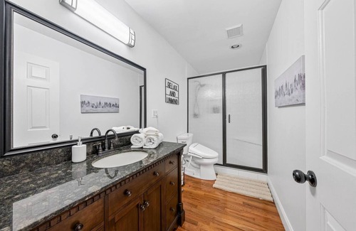 Bowling Green Condo | BG's City Chic Condo - King Bed!