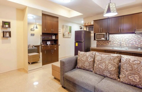 Bel-Air Condo | BGC Central Top Floor 1BR Cozy Condo Amazing Views! Walkable to all Attractions!
