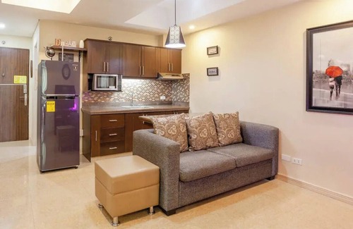 Bel-Air Condo | BGC Central Top Floor 1BR Cozy Condo Amazing Views! Walkable to all Attractions!