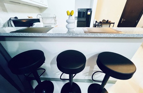 Pinagsama Condo | BGC Cozy Condo - Balcony, Pool & Wi-Fi - Suite 34
