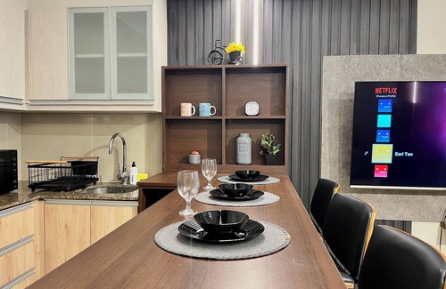 Pinagsama Apartment | BGC Venice Condo - Balcony, Pool & WiFi - Suite 19