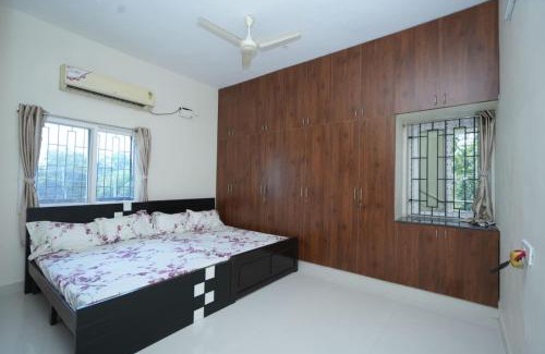 Tiruchanur Apartment | Bhakti Bliss Homestay - New Spacious and luxurious 3BHK with AC, WiFi and Android TV- 5mins From Highway Upto 20 Guests
