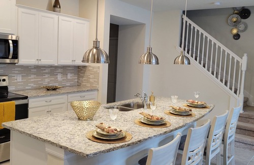 Tuscan Hills House | Bhive Windsor Island Resort, spacious 5 bedroom 41/2 bath near Disney.