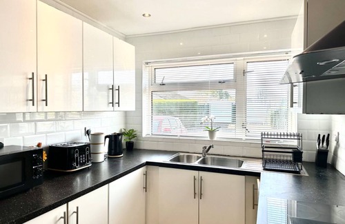 Bicester House | Bicester Entire 5 double bedroom detached house free Parking Wifi Netflix Piano