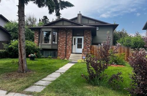 Northwest Calgary House | Biddington private room close airport!