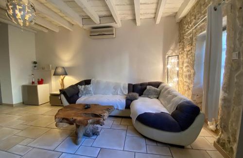 Fourques House | Bienvenue au 6 - Calme et charme de la pierre.