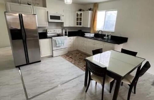 Surrey Newton House | Big 2-Bedroom Ground Floor Suite