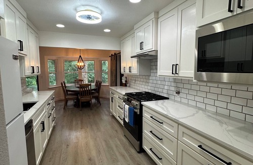 Broken Arrow House | Big 4-bedroom South Broken Arrow walk to Indian Springs Golf Course Fast WiFi