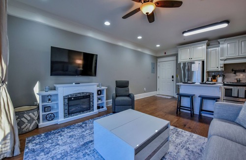 Tuscaloosa Condo | Big Al's Den -Walk to stadium, the strip, and Downtown Tuscaloosa!