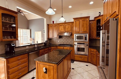 Forestbrook House | Big Amazing & Pristine Home on 1.6 Acre with 5 Smart TVs, Fireplace & Gate