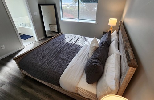 Gibsons House | Big and bright house with 180 degree views of the Ocean in the heart of Gibsons