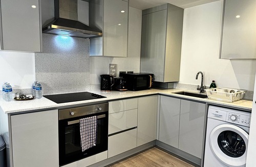 Ashford Apartment | Big and Stylish. Flat , EV Charge possible, 5 minute drive to Heathrow airport