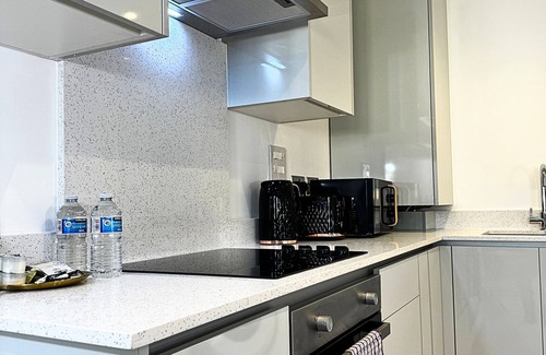 Ashford Apartment | Big and Stylish. Flat , EV Charge possible, 5 minute drive to Heathrow airport
