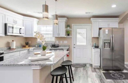 Waxahachie House | Big Backyard, Big Screens, Big Comfort, Sleeps 10