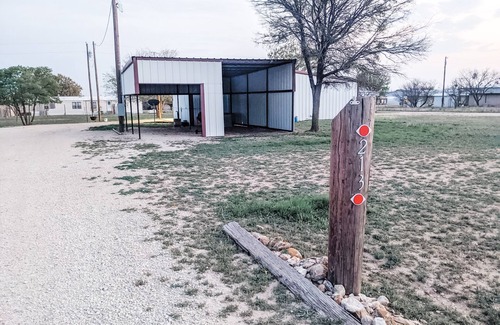 Voss House | Big Bass Bungalow @ Lake Ivie. 1bd/1ba Barndominium. Covered Boat Parking