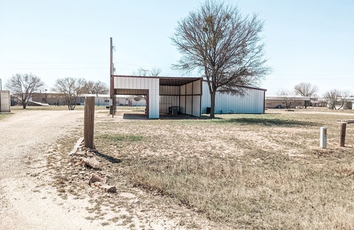 Voss House | Big Bass Bungalow @ Lake Ivie. 1bd/1ba Barndominium. Covered Boat Parking