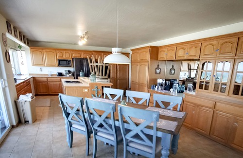 Smith River House | BIG beach house! practically on the sand! Stunning views, near Redwood forest