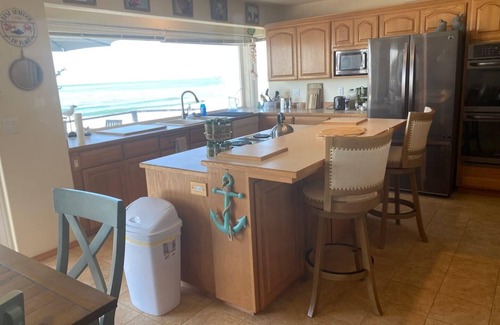Smith River House | BIG beach house! practically on the sand! Stunning views, near Redwood forest