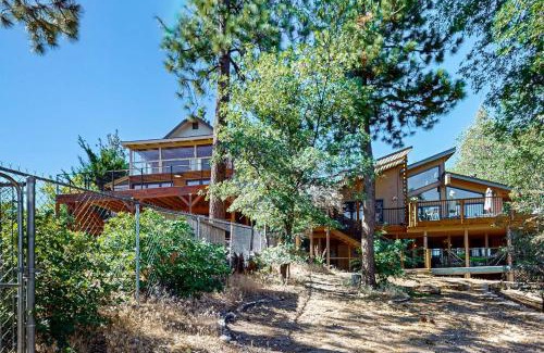 Fawnskin House | Big Bear 7th Heaven ~ Lakeview Chalet with Hot Tub, Sauna, Grill, Great Deck Views