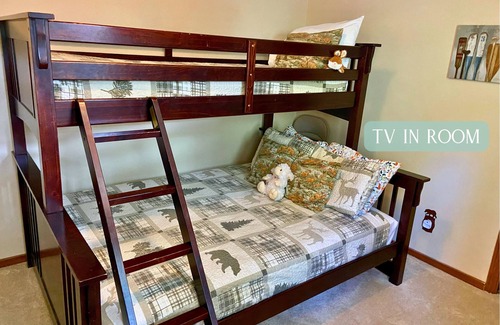 Moonridge Cabin | Big Bear Bliss, Hot Tub, BBQ Grill, Outdoor Fun