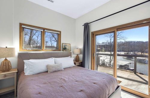 Gravois Mills House | Big Bear Bungalow - Stay Waterfront to Lake of the Ozark