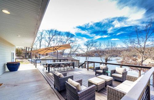 Gravois Mills House | Big Bear Bungalow - Stay Waterfront to Lake of the Ozark