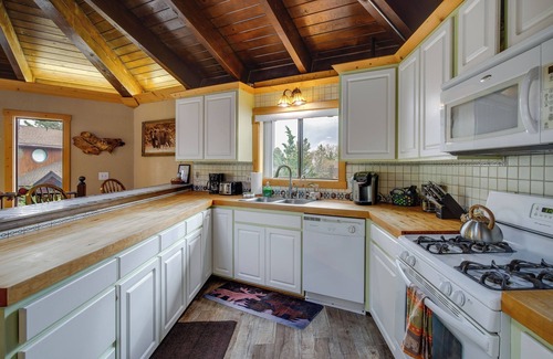 Upper Moonridge Cottage | Big Bear Cabin w/Hot Tub < 3 Mi to Skiing!