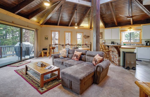 Upper Moonridge Cottage | Big Bear Cabin w/Hot Tub < 3 Mi to Skiing!