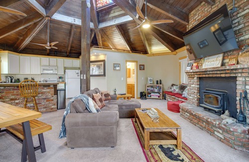 Upper Moonridge Cottage | Big Bear Cabin w/Hot Tub < 3 Mi to Skiing!