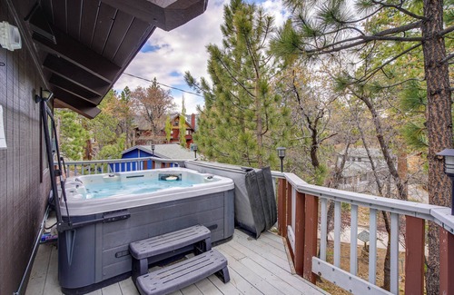 Upper Moonridge Cottage | Big Bear Cabin w/Hot Tub < 3 Mi to Skiing!