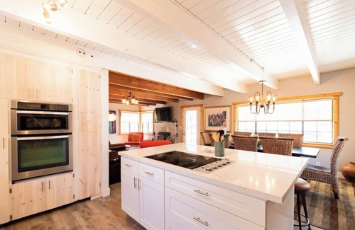 Woodlands House | BIG BEAR HIDDEN GEM, FULLY FENCED BACKYARD, FIRE PIT, PET-FRIENDLY
