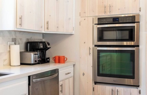 Woodlands House | BIG BEAR HIDDEN GEM, FULLY FENCED BACKYARD, FIRE PIT, PET-FRIENDLY