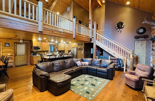 Park City Cabin | Big Bear Lodge: Private 7BR Hot Tub, Sauna, Fast WIFI, mountain cabin Park City