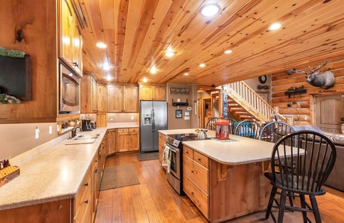 Park City Cabin | Big Bear Lodge: Private 7BR Hot Tub, Sauna, Fast WIFI, mountain cabin Park City