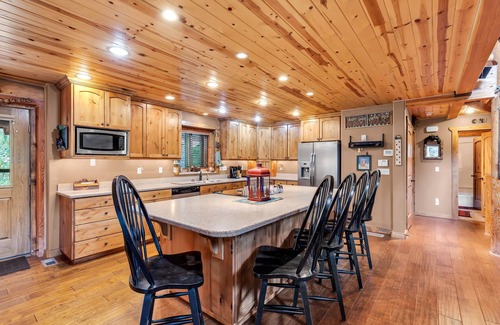 Park City Cabin | Big Bear Lodge: Private 7BR Hot Tub, Sauna, Fast WIFI, mountain cabin Park City