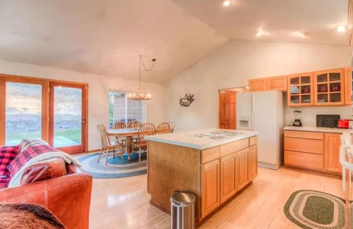 Yakima Cabin | Big Bear Ranch House