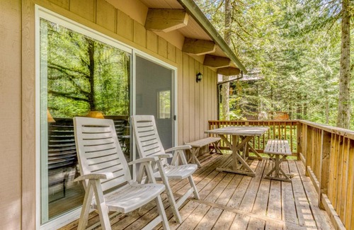 Rhododendron House | Big Bear River Retreat