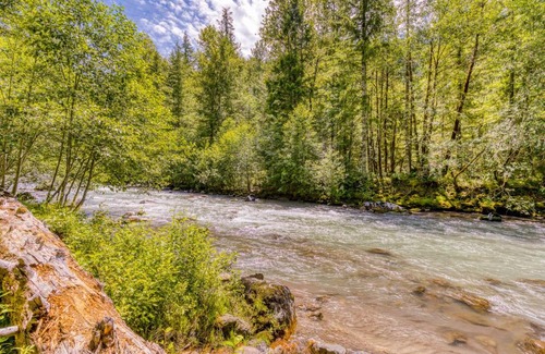 Rhododendron House | Big Bear River Retreat