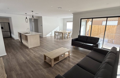 Wyndham Vale House | Big & Beautiful Modern Home, Ensuite with every Bedroom! Close to everything