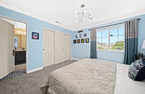 Eastvale Downs House | Big Bedroom/Quiet Neighborhood