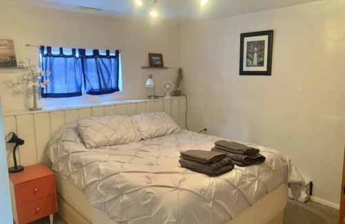 Rossland House | Big, Bright and Beautiful. Hot tub view suite